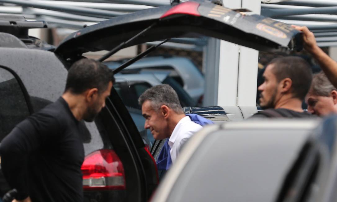 Chiquinho da Mangueira (Podemos) chega à sede da PF após ser preso em operação contra compra de votos que envolve deputados estaduais Foto: Marcia Foletto / Marcia Foletto