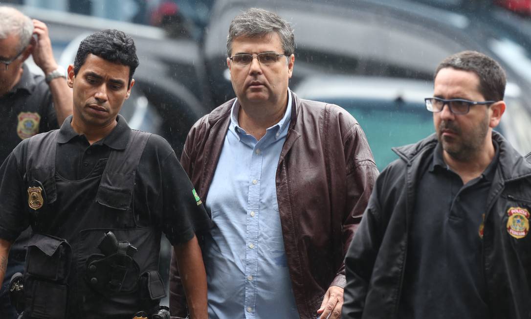 O deputado André Corrêa é preso, durante a operação Foto: Pedro Teixeira / Agência O Globo