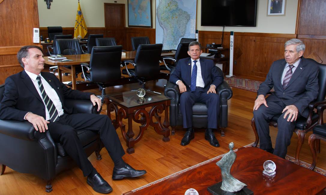 O presidente eleito Jair Bolsonaro se reúne com o ministro da Defesa, Joaquim Silva e Luna Foto: Alexandre Manfrim/Ministério da Defesa/06-11-2018