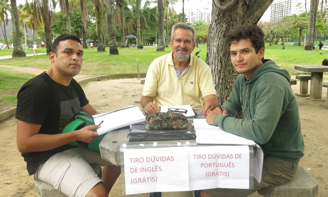 Morón com os alunos Heraldo de Freitas (à esquerda) e Raphael Silva Foto: Patricia de Paula