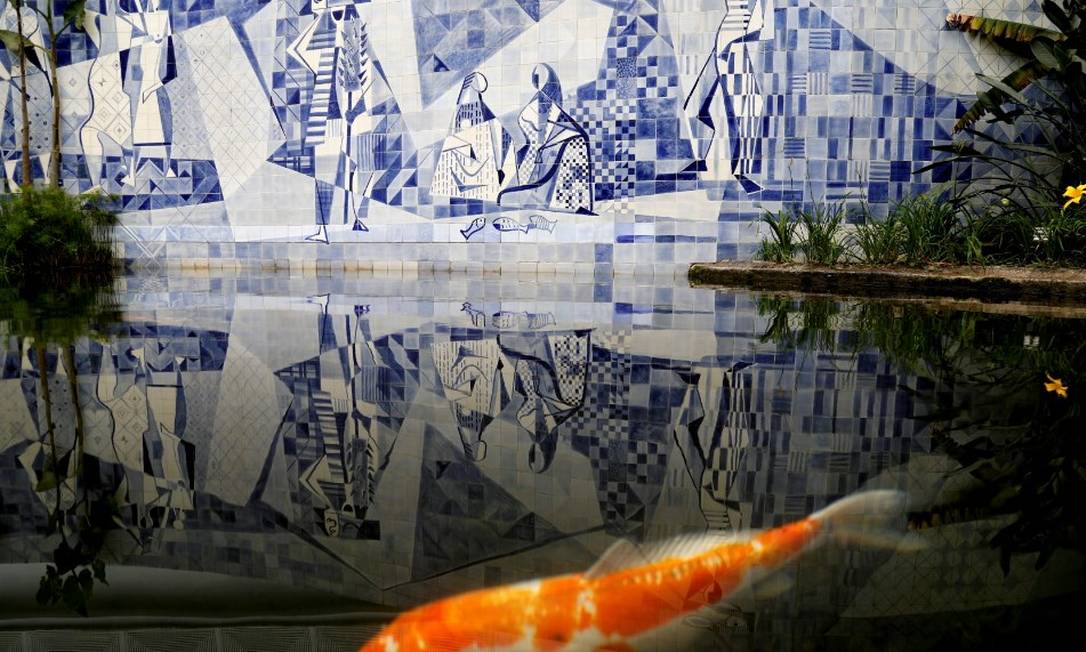 O painel de azulejos que contorna o lago do IMS também é de autoria do paisagista Foto: Custódio Coimbra / Agência O Globo