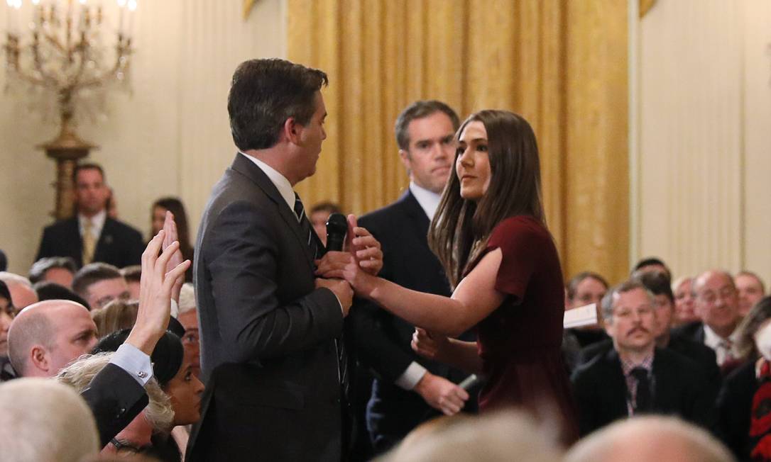 Estagiária da Casa Branca tenta tirar microfone das mãos do correspondente da CNN Jim Acosta durante coletiva de Trump na quarta-feira Foto: JONATHAN ERNST / REUTERS