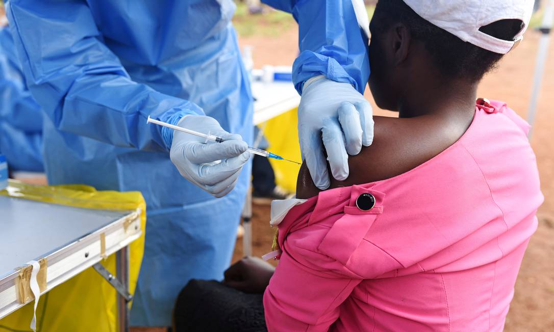 FILE PHOTO: A Congolese health worker administers Ebola vaccine to a woman who had contact with an Ebola sufferer in the village of Mangina in North Kivu province of the Democratic Republic of Congo, August 18, 2018. REUTERS/Olivia Acland/File Photo Foto: Olivia Acland / REUTERS