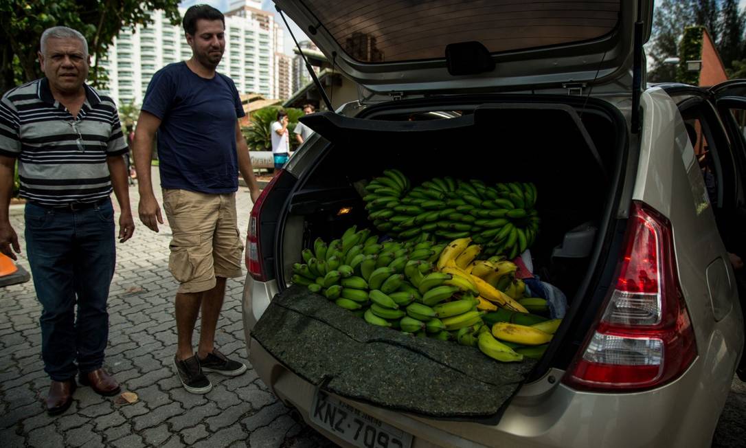 Amigo de infância de Bolsonaro trouxe bananas para o presidente eleito Foto: Brenno Carvalho / Agência O Globo