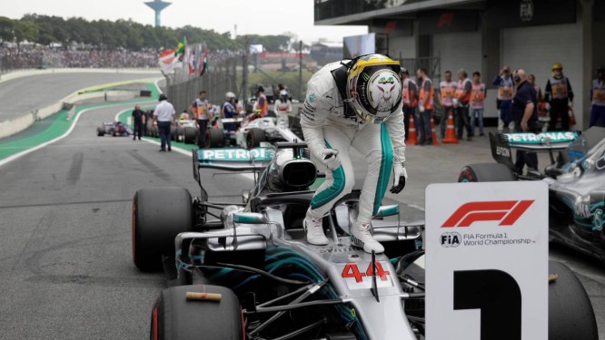 Hamilton comemora a pole no GP de Interlagos Foto: RICARDO MORAES / REUTERS