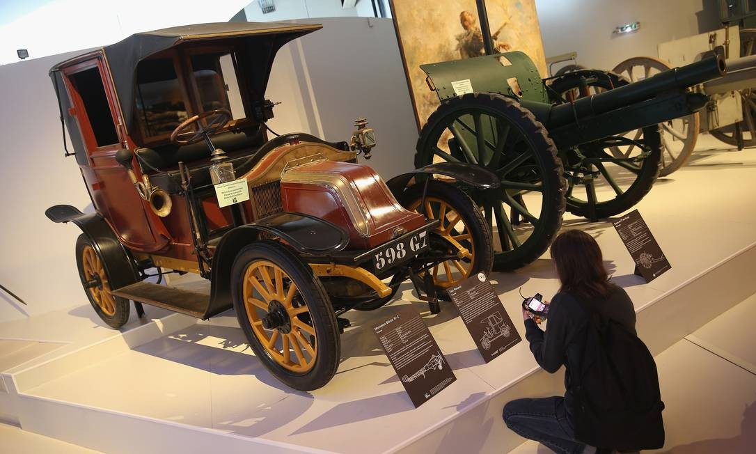 Visitante no Museu da Grande Guerra, em Meaux, na França, observa um dos veículos Renault que fizeram parte do 