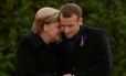 Merkel e Macron após descerrarem uma placa na cerimônia em Compiegne, norte da França pelos cem anos do fim da Primeira Guerra Mundial