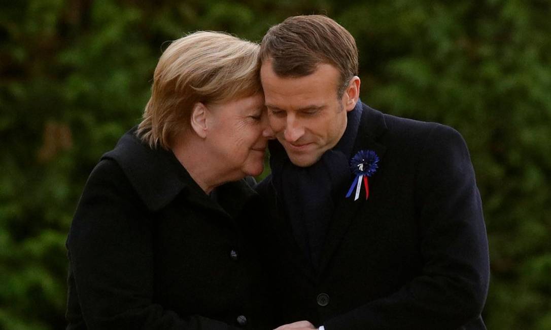 TOPSHOT - French President Emmanuel Macron and German Chancellor Angela Merkel hug after unveiling a plaque in a French-German ceremony in the clearing of Rethondes (the Glade of the Armistice) in Compiegne, northern France, on November 10, 2018 as part of commemorations marking the 100th anniversary of the 11 November 1918 armistice, ending World War I. (Photo by PHILIPPE WOJAZER / POOL / AFP) Foto: PHILIPPE WOJAZER / AFP