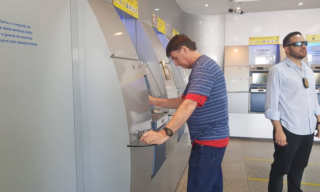 Bolsonaro foi ao banco neste domingo Foto: Bruno Abbud