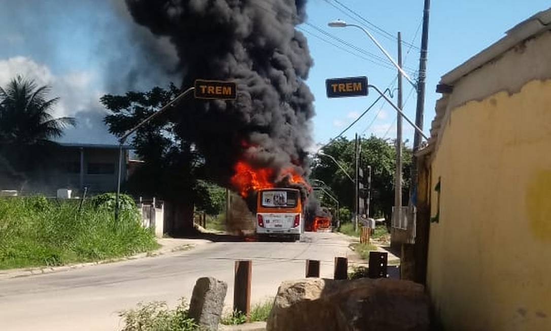 Criminosos incendiaram mais dois ônibus na manhã desta domingo em Nova Iguaçu Foto: Divulgação