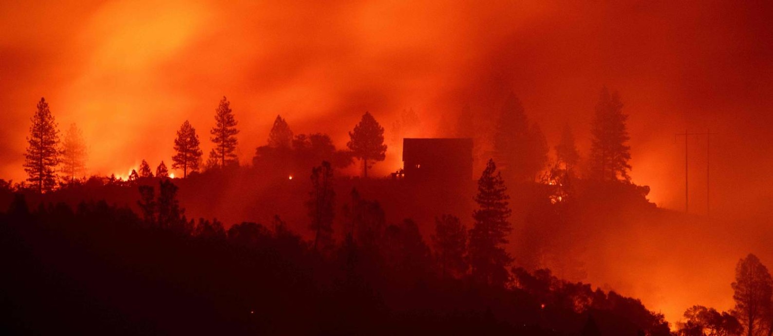 Fogo devastador já causou a morte de 25 pessoas na Califórnia. Destes, 10 corpos foram achados na cidade Paradise Foto: JOSH EDELSON / AFP