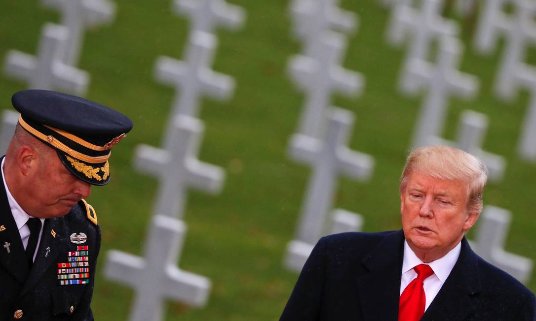 REFILE - ADDING ID U.S. President Donald Trump and U.S. Army Chaplain Timothy Mallard take part in the commemoration ceremony for Armistice Day, 100 years after the end of World War One, at the Suresnes American Cemetery and Memorial in Paris, France, November 11, 2018. REUTERS/Carlos Barria Foto: CARLOS BARRIA / REUTERS
