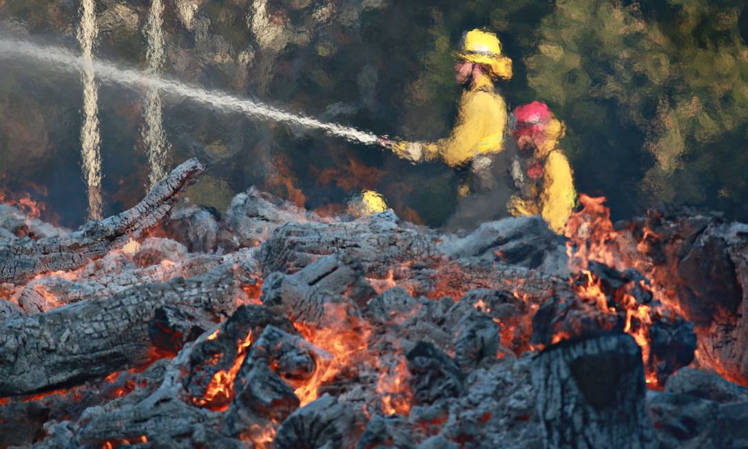 Bombeiros combatem incêndio no acampamento do exército na Califórnia Foto: Sandy Huffaker / AFP