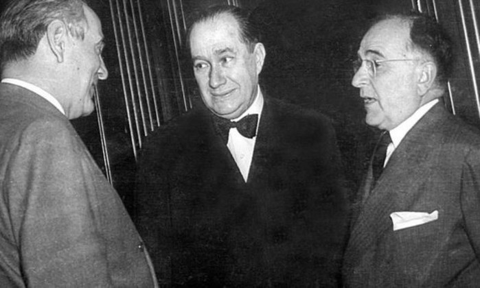 O embaixador Luiz Martins de Sousa Dantas (ao centro), com Oswaldo Aranha (esq.) e Getúlio Vargas (dir.) Foto: Divulgação