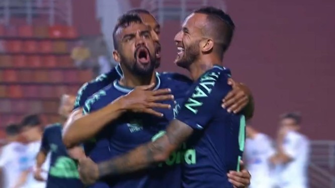 Leandro Pereira, Ã  direita, comemora o gol da Chapecoense na vitÃ³ria sobre o Santos Foto: ReproduÃ§Ã£o/Sportv