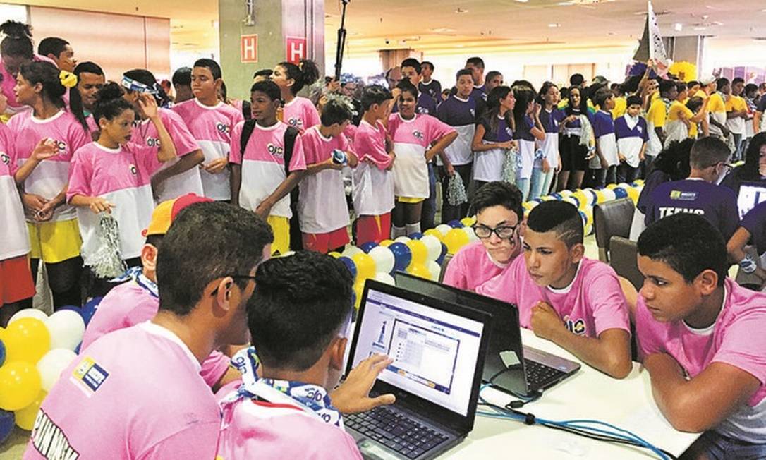 Estudantes de uma escola da rede municipal de Recife participam de uma olimpíada de jogos digitais com software desenvolvido pela Joy Street: aprendizagem pelos games Foto: Divulgação