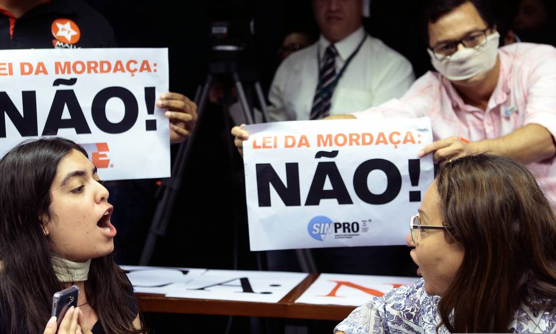 Opositores e apoiadores do projeto Escola sem Partido discutem durante sessão de comissão na Câmara Foto: Jorge William / Agência O Globo
