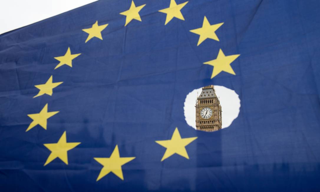Foto mostra Big Ben, ponto turístico de Londres, atrás de bandeira furada da União Europeia Foto: OLI SCARFF / AFP