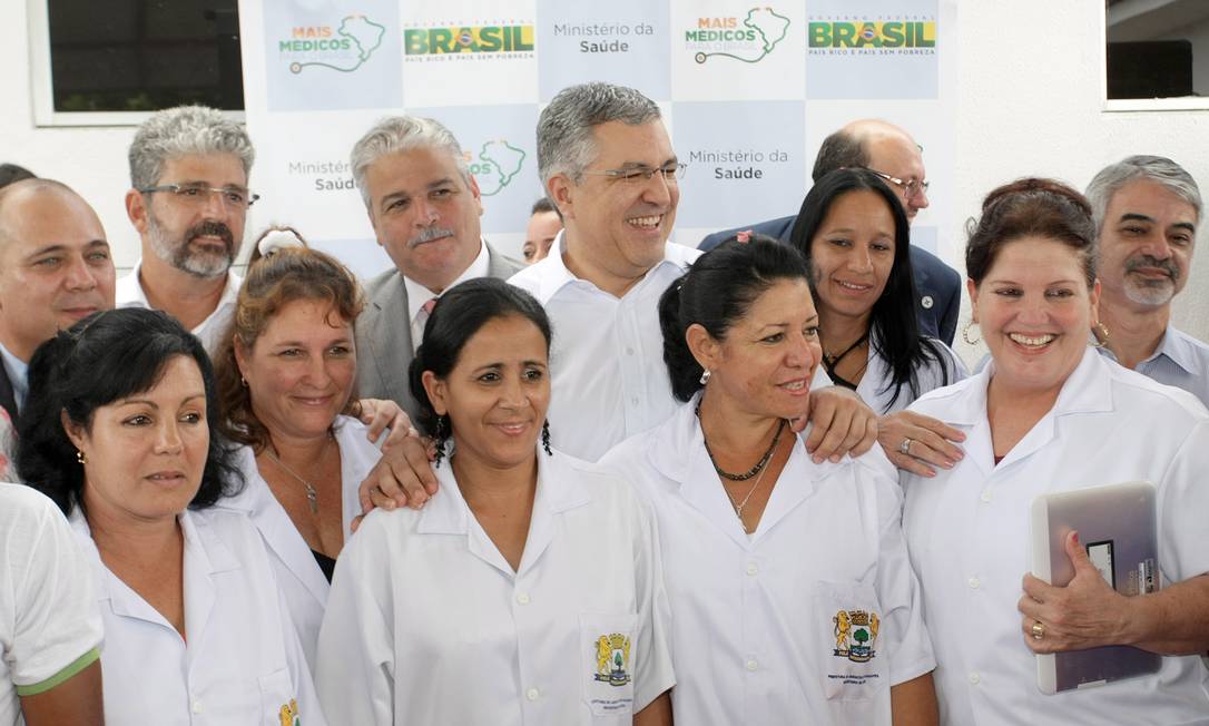 Ao lado de médicos cubanos, o então ministro da saúde Alexandre Padilha, em um dos primeiros postos contemplados pelo programa "Mais Medicos" Foto: Hans Von Manteuffel