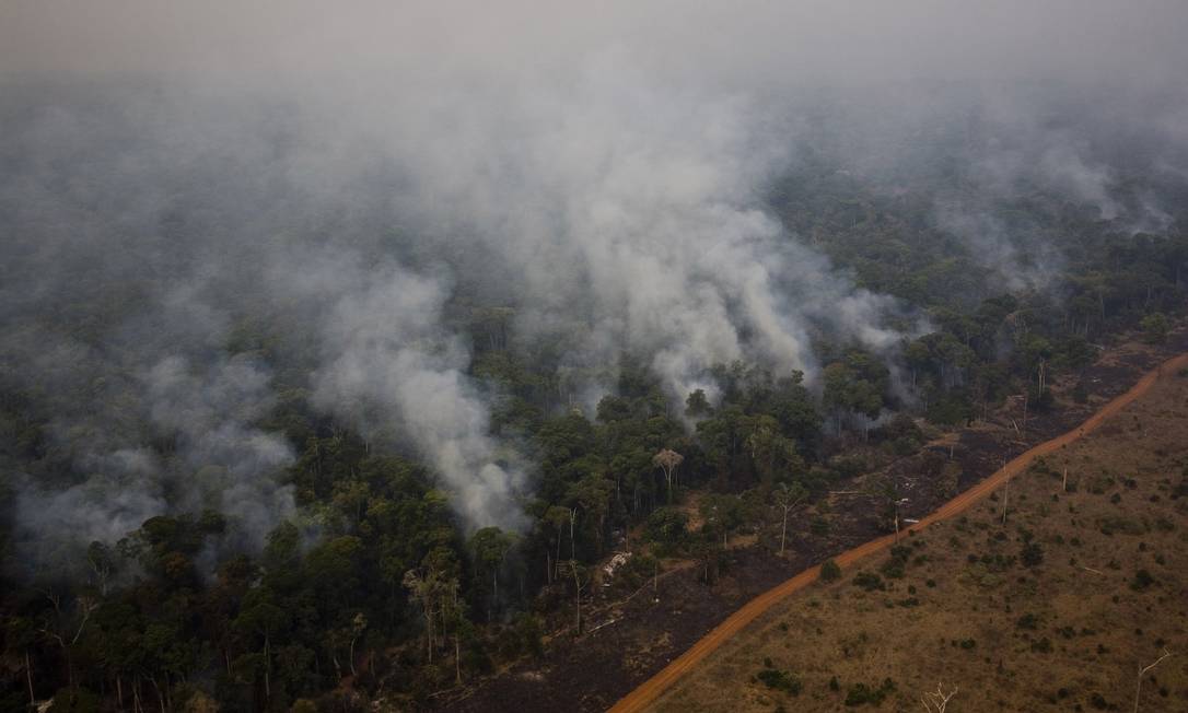 
Queimada na região de Alta Floresta, Mato Grosso, em 2007: depois de anos de recuo, desmatamento voltou a aumentar no Brasil, tirando o país da rota de cumprir meta do Acordo de Paris para limitar aquecimento global a 1,5º Celsius
Foto:
Daniel Beltra/17-09-2007
