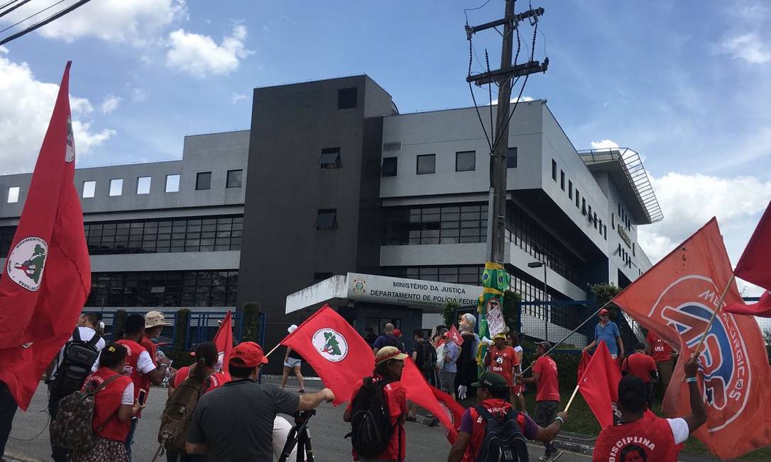 Militantes petistas se reúnem em frente a prédio da PF, onde Lula está preso desde abril, antes de audiência começar Foto: Luiza Dalmazzo / Agência O Globo