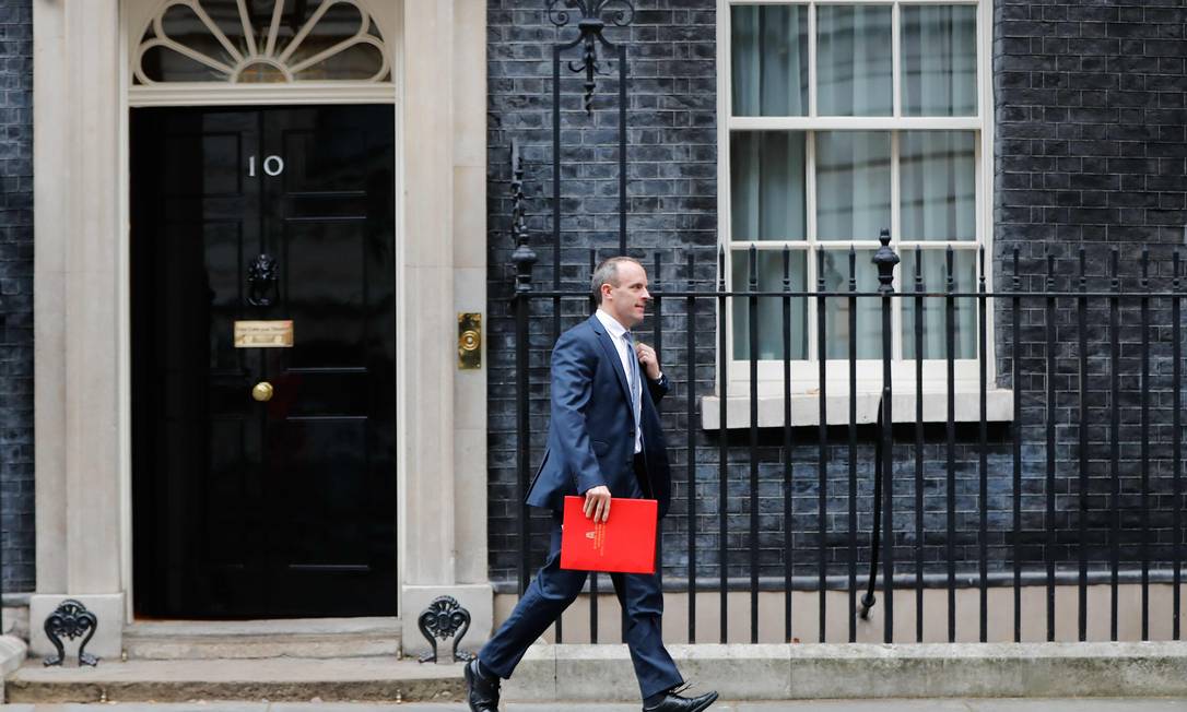 Dominic Raab deixa Downing Street após reunião com gabinete Foto: TOLGA AKMEN 06-11-2018 / AFP