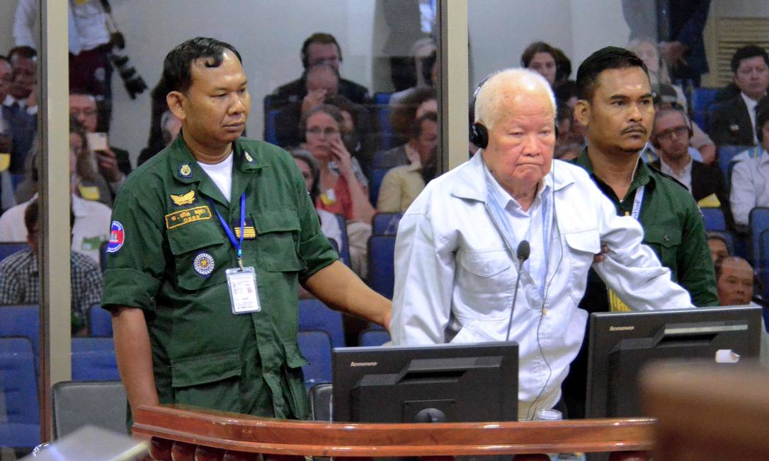Khieu Samphan, líder do Khmer Vermelho, ouve veredicto de prisão perpétua por genocídio na Câmara Extraordinária na Corte do Camboja Foto: NHET SOK HENG / AFP