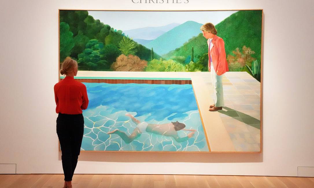 Mulher observa o quadro 'Portrait of an Artist (Pool with Two Figures)', de David Hockneys, durante uma coletiva de imprensa da Christie's, em Nova York Foto: TIMOTHY A. CLARY / AFP