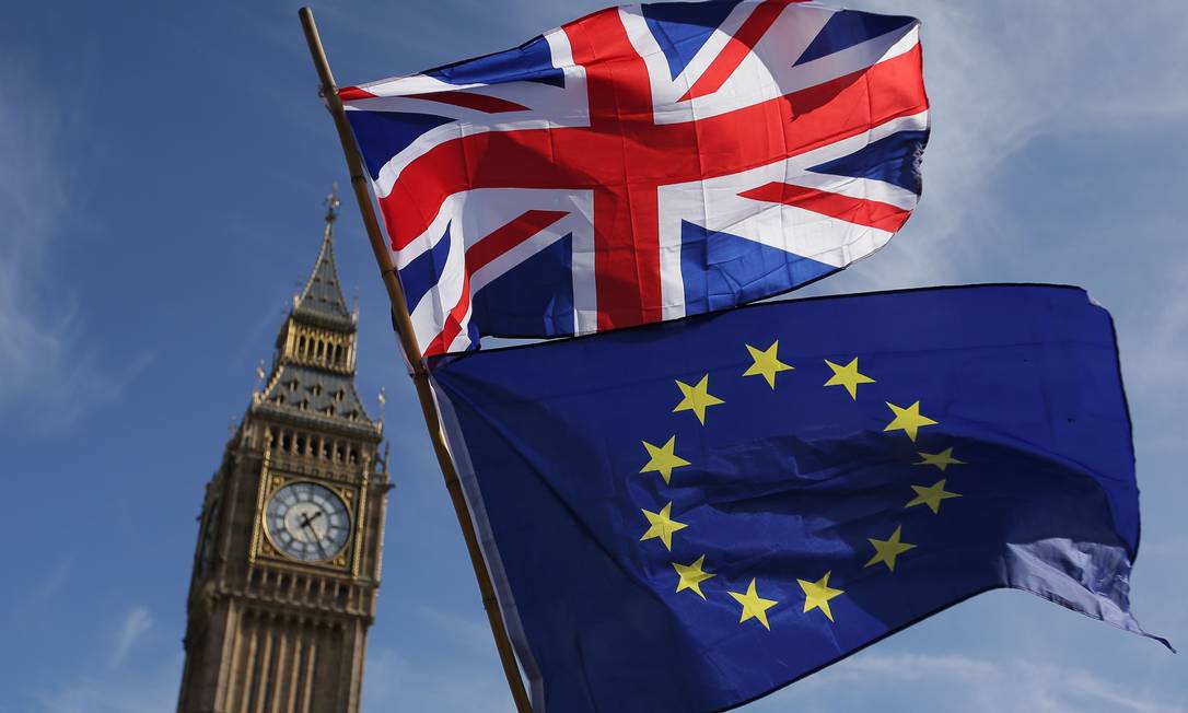 Bandeiras do Reino Unido e da União Europeia em frente ao Big Ben, em Londres Foto: Daniel Leal-Olivas/AFP/25-05-2017