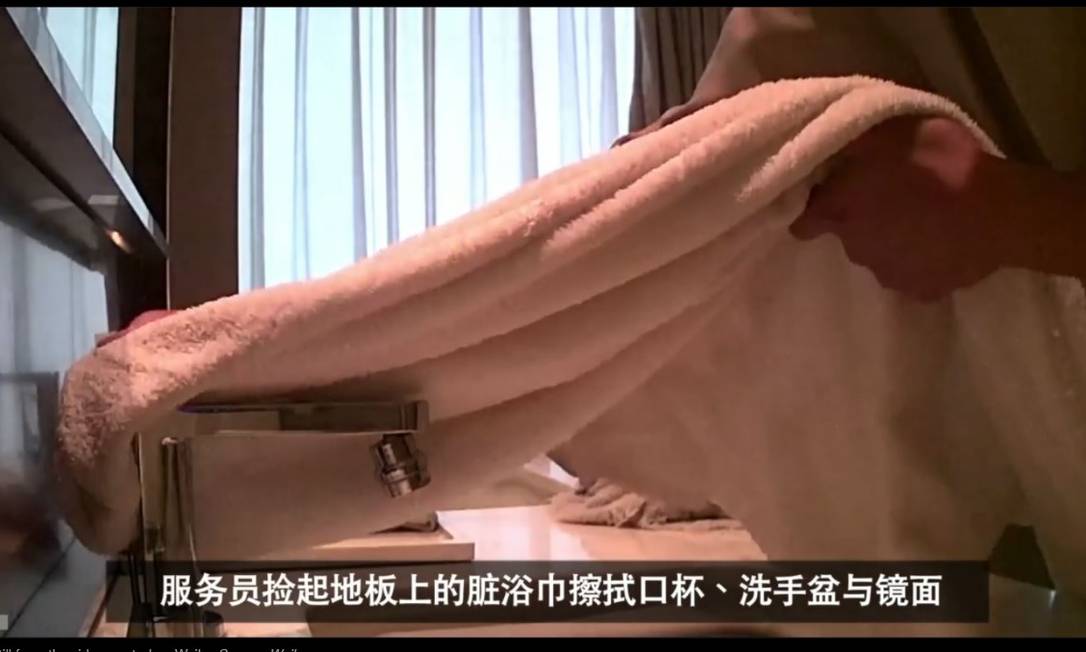 
Toalha de hóspedes é usada na limpeza de banheiro
Foto:
/
Reprodução/Weibo
