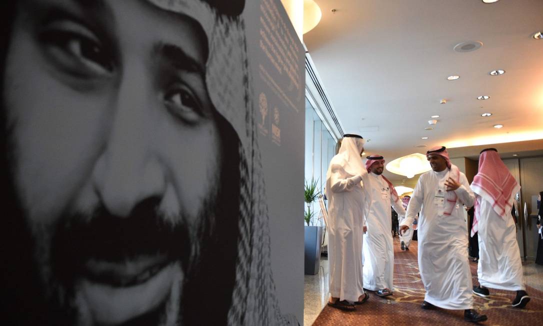 Cartaz do príncipe Mohammed bin Salman em um fórum econômico em Riad no dia 14 de novembro Foto: FAYEZ NURELDINE / AFP