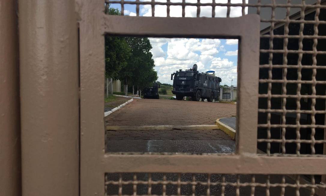 Caminhão da tropa de choque da PM reforça a segurança dentro do presídio de Presidente Venceslau (SP) Foto: Aine Ribeiro / Agência O Globo