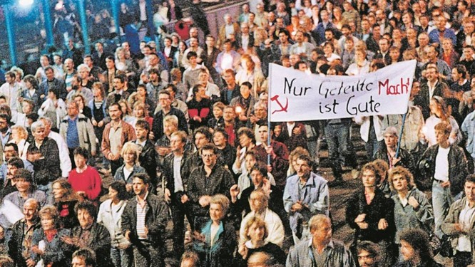 “Apenas o poder compartilhado é bom”, diz faixa em manifestação de 1989 em Leipzig Foto: Frederic Bichon 23-10-1989 / AFP