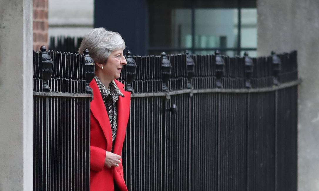 A primeira-ministra Theresa May acompanhia renúncia de ministros e cerco de deputados de seu próprio partido Foto: DANIEL LEAL-OLIVAS / AFP/16-11-2018