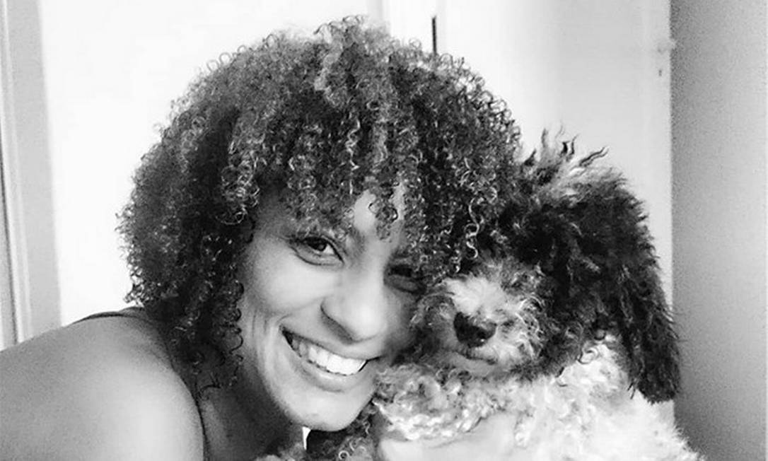 Viúva de Marielle Franco faz post emocionado lamentando morte de cachorro do casal Foto: Reprodução