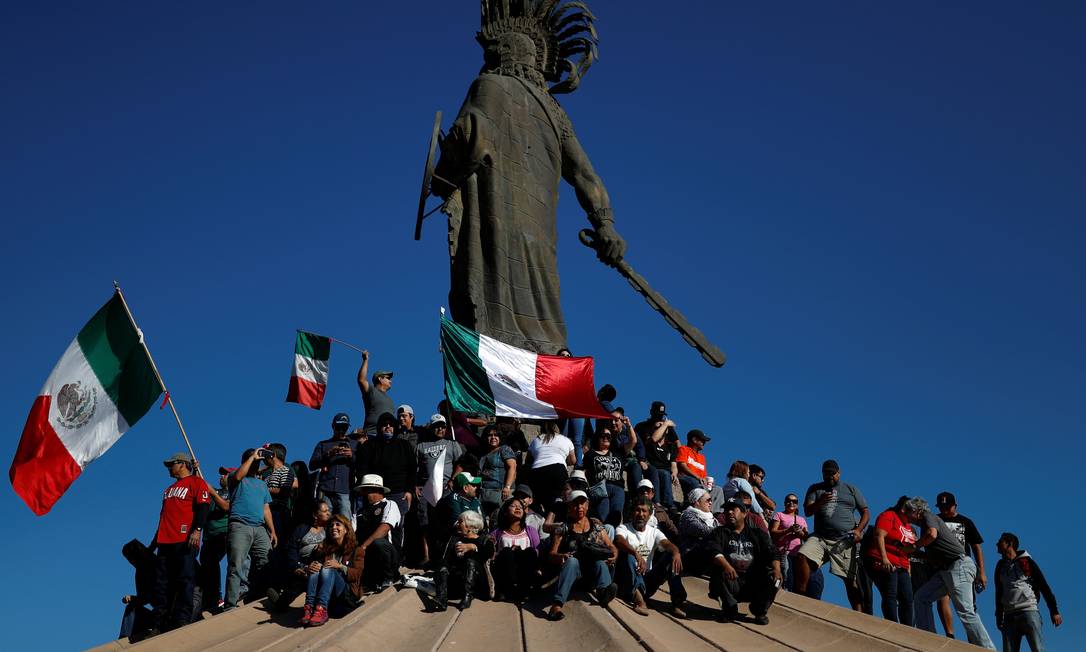 Na fronteiri a Tijuana mexicanos marcham contra caravana migrante