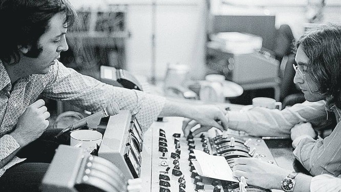 Paul McCartney e John Lennon nas gravações do álbum branco Foto: Reprodução