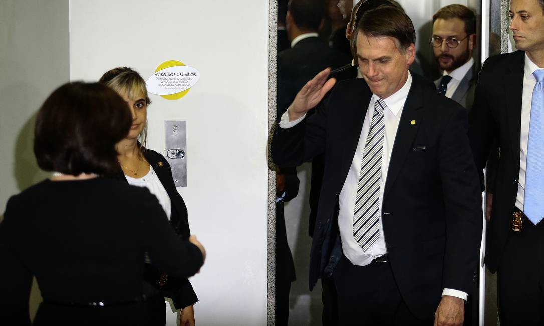 Jair Bolsonaro bateu continência para Raquel Dodge ao chegar na sede da Procuradoria da República Foto: Jorge William / Agência O Globo
