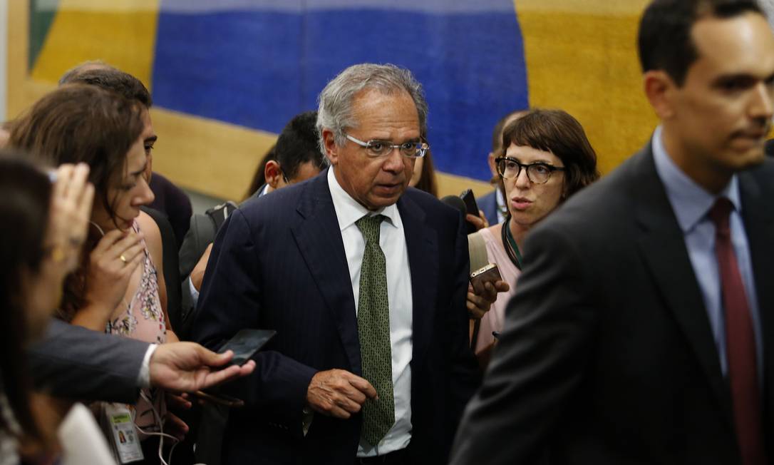 O futuro ministro da Economia, Paulo Guedes, chega à Câmara dos Deputados Foto: Jorge William / Agência O Globo