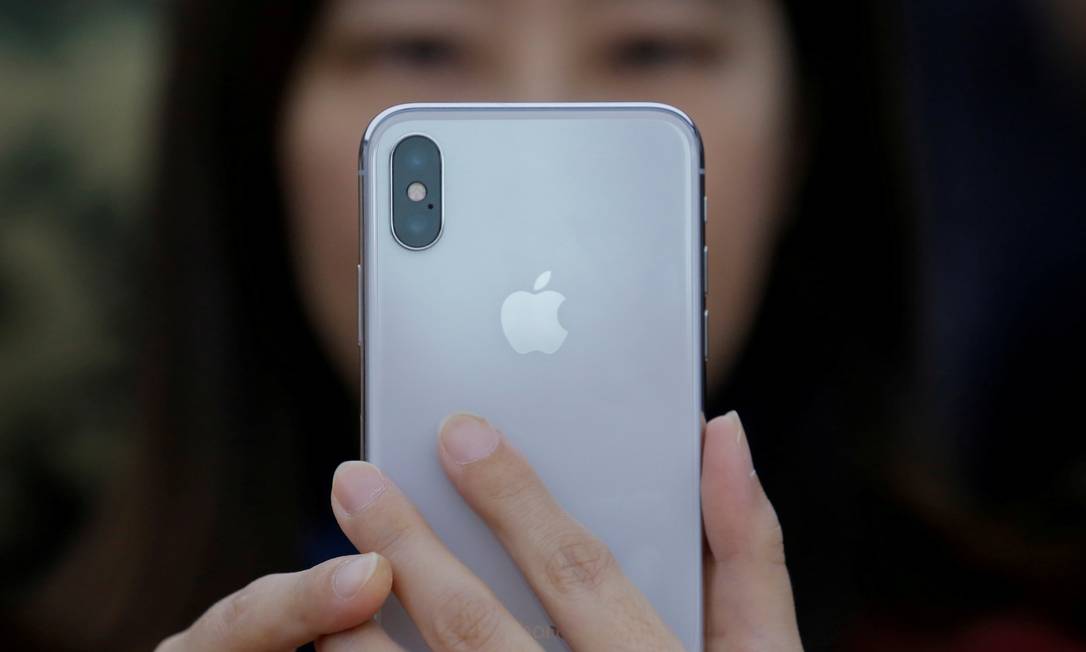Aparelho iPhone X, lançado pela Apple em 2017 Foto: Reuters / Thomas Peter