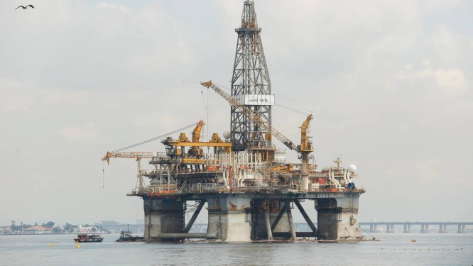 Plataforma de petróleo na praia de Boa Viagem, em Niterói, região metropolitana do Rio Foto: Brenno Carvalho / Agência O Globo