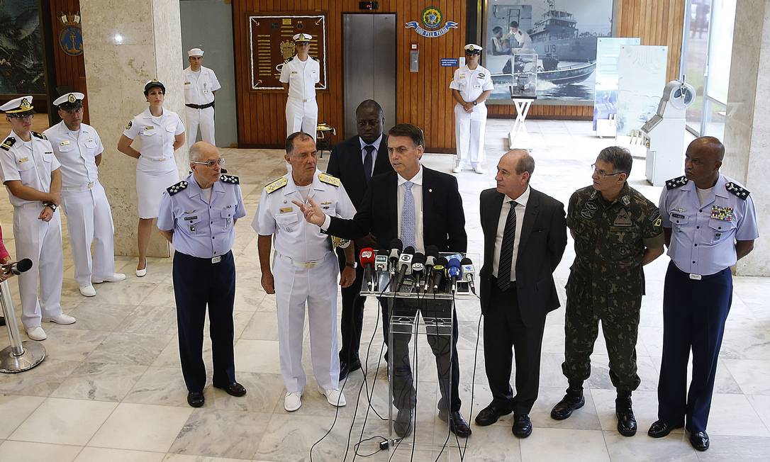 Presidente eleito, Jair Bolsonaro se reuniu com futuros comandantes das Forças Armadas, no Ministério da Marinha Foto: Jorge William / Agência O Globo
