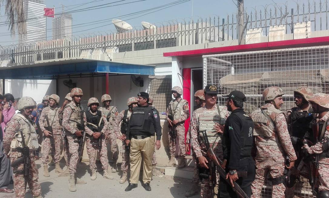 Militares paquistaneses cercaram o consulado chinês após um ataque em Karachi
Foto: ASIF HASSAN / AFP