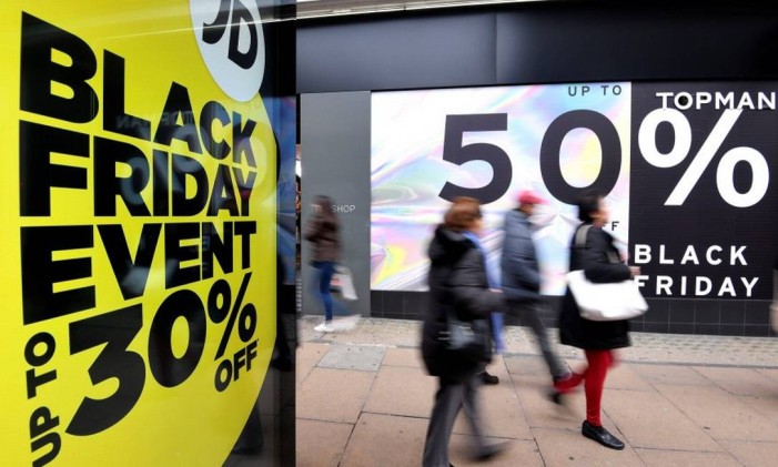 Existem duas teorias para o surgimento do termo "Black Friday" Foto: Toby Melville / Reuters