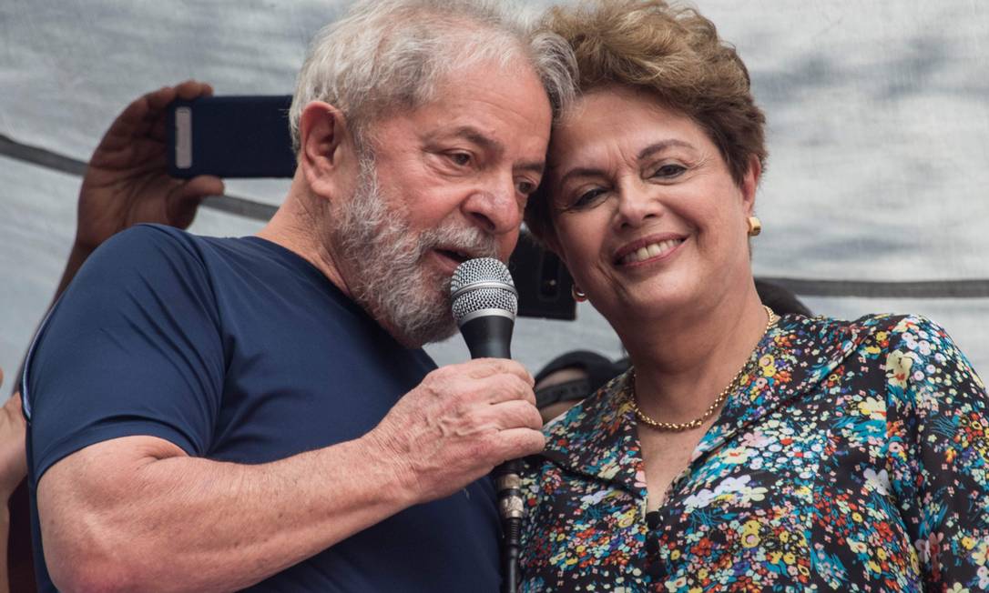 Lula e Dilma antes de o ex-presidente se entregar à Polícia Federal 07/04/2018 Foto:
NELSON ALMEIDA
/
AFP
