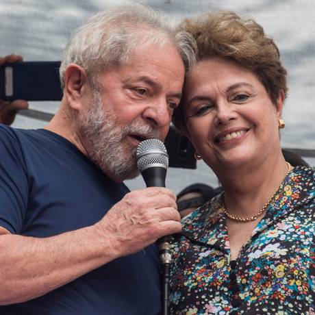Lula e Dilma antes de o ex-presidente se entregar à Polícia Federal 07/04/2018 Foto: NELSON ALMEIDA / AFP