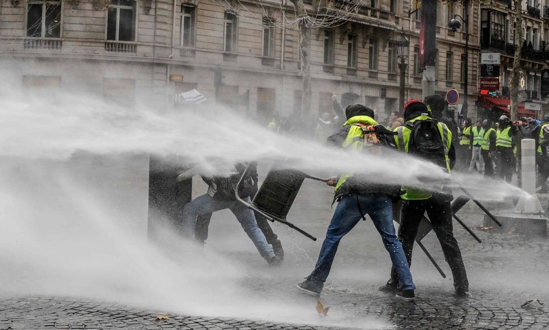  A polícia disparou gás lacrimogêneo e canhões de água, no centro de Paris, contra os manifestantes do movimento 