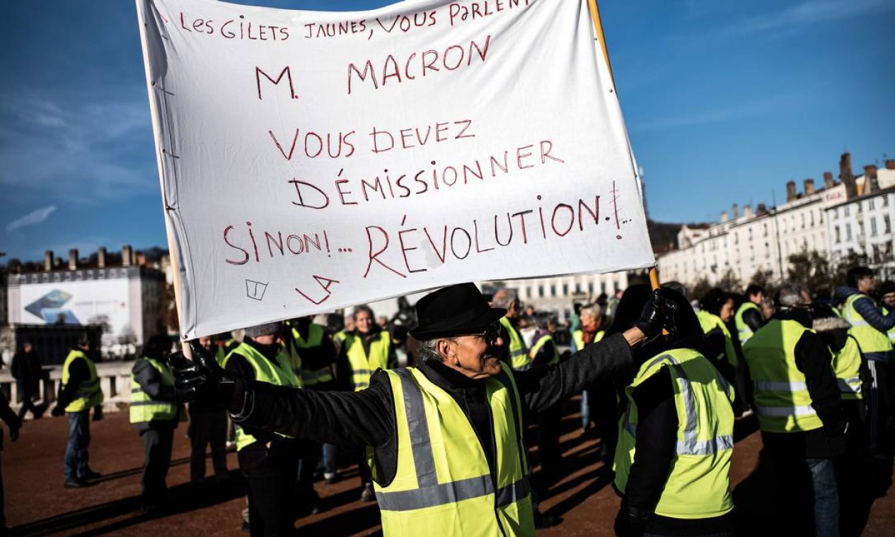 'Coletes amarelos' fazem uma demonstração na Place Bellecour, em Lyon, neste sábado, durante um encontro nacional para protestar contra o aumento dos preços dos combustíveis e o custo de vida Foto: JEFF PACHOUD / AFP