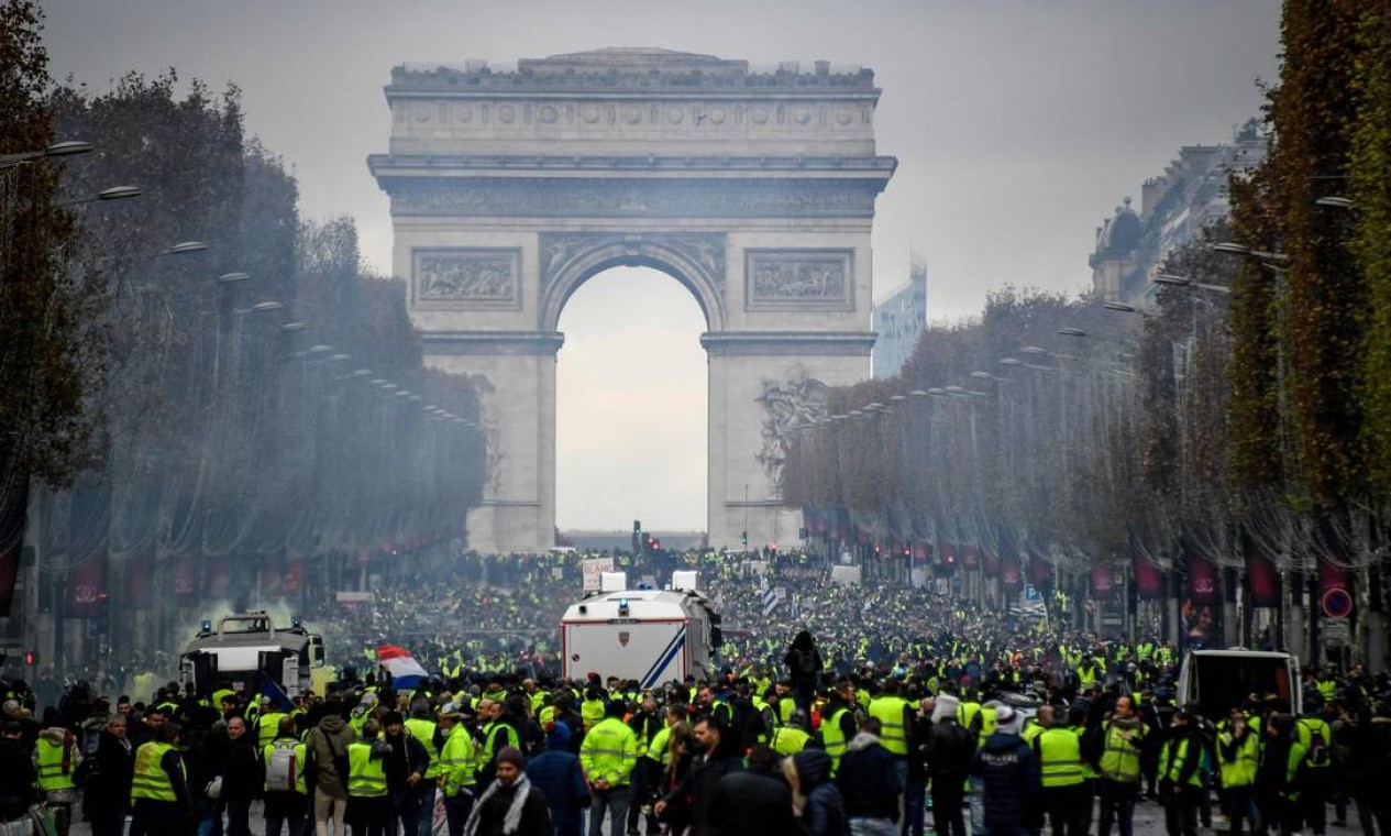 Integrantes do Movimento Coletes Amarelos se reúnem na avenida dos Champs-Elysées, em Paris Foto: BERTRAND GUAY / AFP