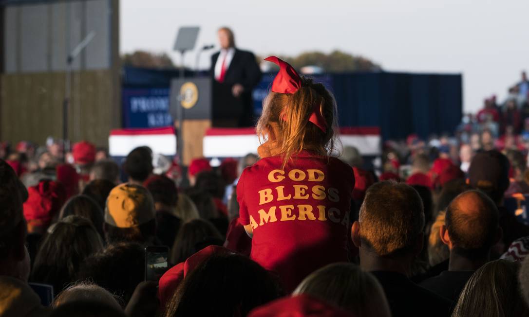 
Apoiadores escutam o presidente Trump em Murphysboro, Illinois: para analistas, discurso contra o globalismo une políticos de direita de vários países
Foto: DOUG MILLS / NYT